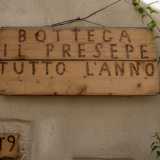 L�insegna �Bottega il presepe tutto l�anno� ci fa intuire che Giacomo � specializzato anche in presepi artigianali